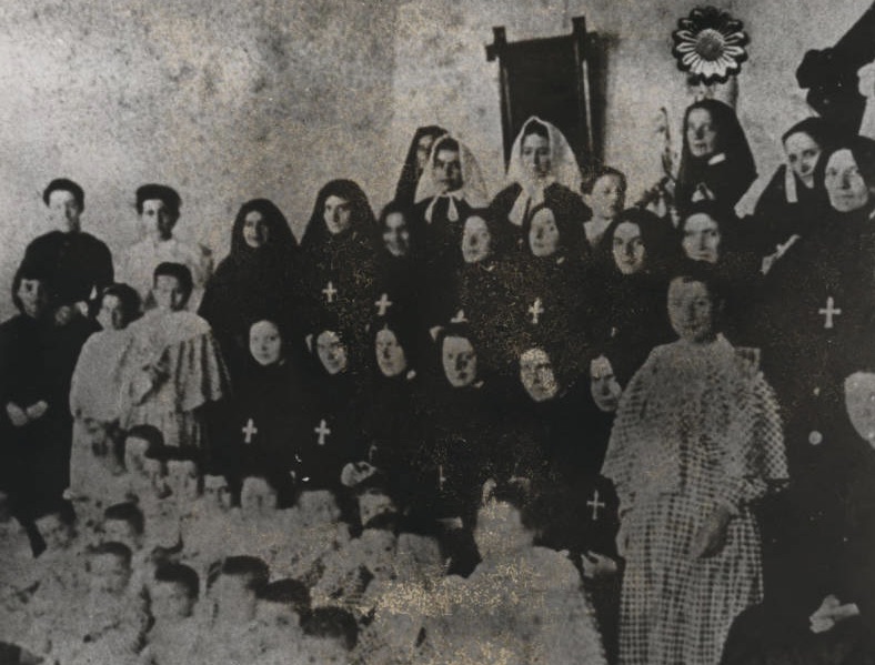 Photo of Mother Cabrini with orphans in NYC, 1890