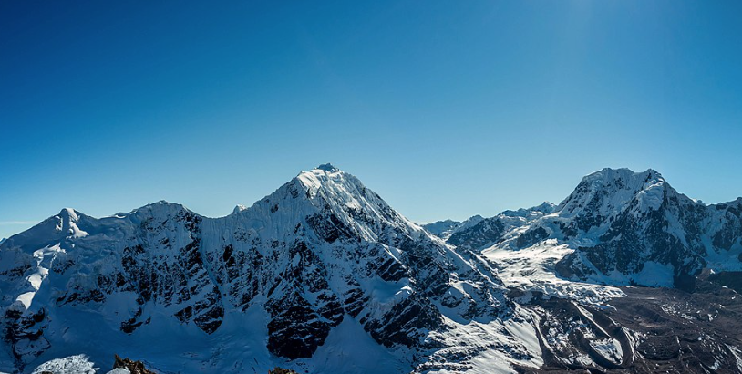 a photo of mountains
